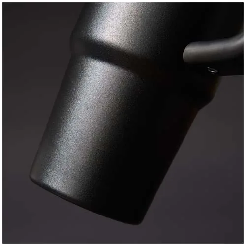 negro intenso Vaso aislado de acero inoxidable reciclado Stanley Quencher® H2.0 FlowState™ 890 ml
