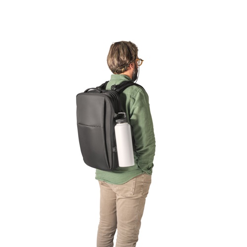 black DALLAS. Mochila de viaje de poliéster reciclado de alta densidad 600D para portátil de 17.3\
