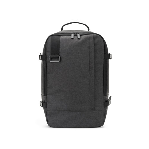 CIES. Mochila hecha para que cumpla con las medidas que piden las aerolíneas, fabricada con poliéster reciclado de alta resistencia