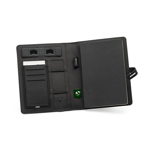black EMERGE A5 FOLDER. Carpeta tamaño A5 hecha en poliéster reciclado (100% rPET) 300D con cargador inalámbrico incorporado