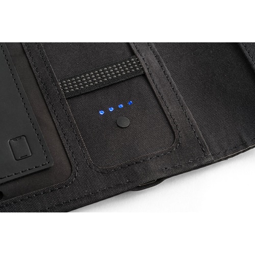 black EMERGE A5 FOLDER. Carpeta tamaño A5 hecha en poliéster reciclado (100% rPET) 300D con cargador inalámbrico incorporado