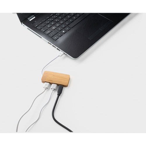 natural MOSER. HUB con 2 puertos USB-A y 1 USB-C, fabricados en bambú