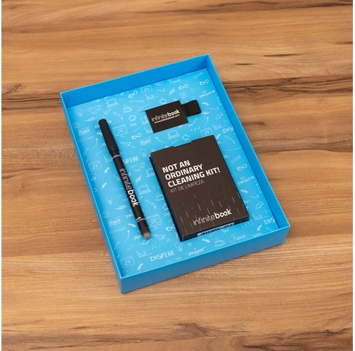 black STARTER KIT INFINITEBOOK A5 PLANNER TEXTURE. Kit compuesto por «Infinitebook» con tapa dura, 1 kit de limpieza, 1 rotulador y 1 soporte para bolígrafo