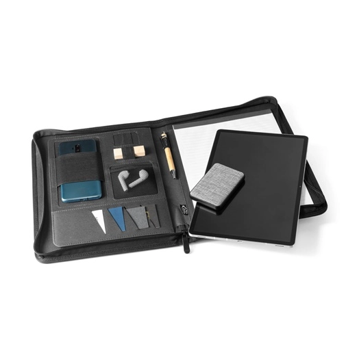 black EMERGE FOLDER. Carpeta tamaño A4 hecha en poliéster reciclado (100% rPET) 300D con cremallera