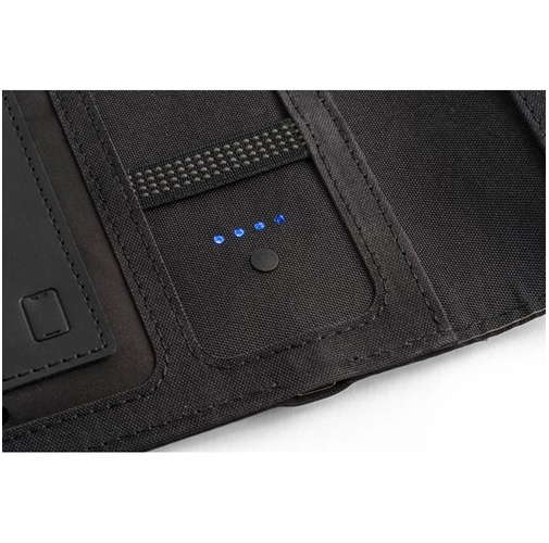 black EMERGE A5 FOLDER. Carpeta tamaño A5 hecha en poliéster reciclado (100% rPET) 300D con cargador inalámbrico incorporado