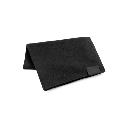 black SERENITY. Bufanda de poliéster reciclado (100% rPET) con detalle cosido para personalizar