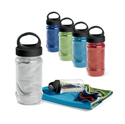 ARTX PLUS. Conjunto que incluye una botella hecha en PP y PET y una toalla refrescante deportiva de poliamida y poliéster