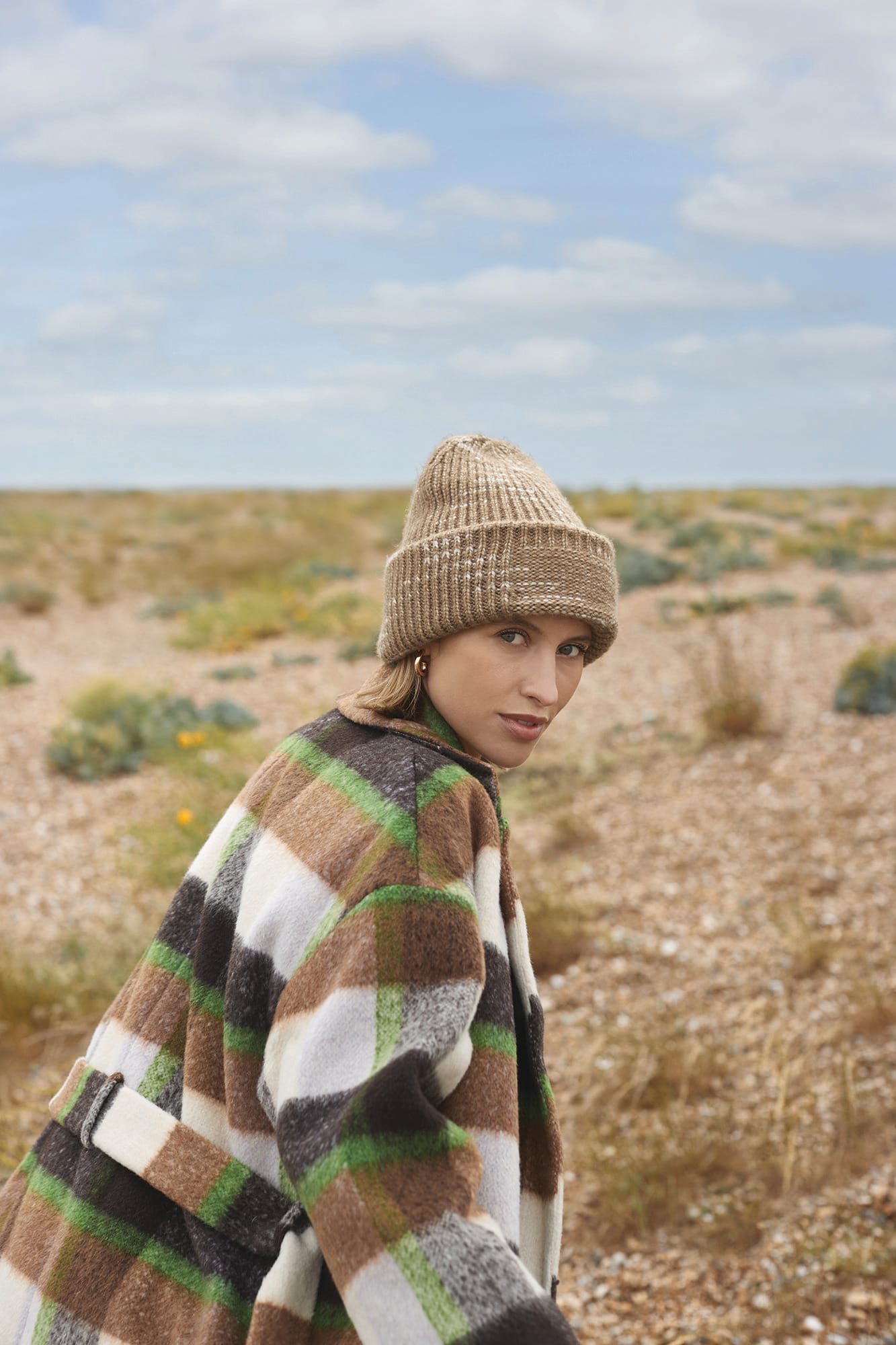 GORRO CON PARCHE DE PUNTO GRUESO<BR/>