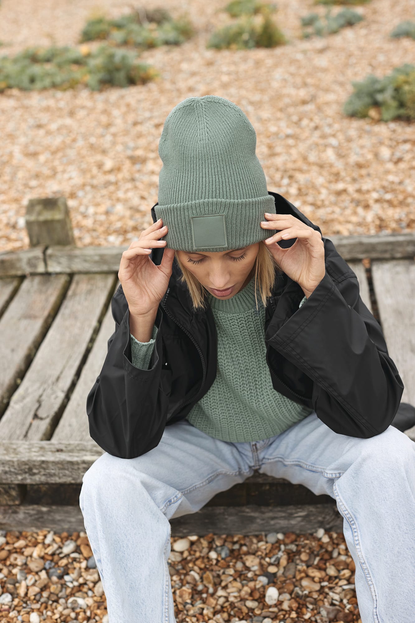 GORRO CON SOLAPA ANCHA Y PARCHE A TONO<BR/>