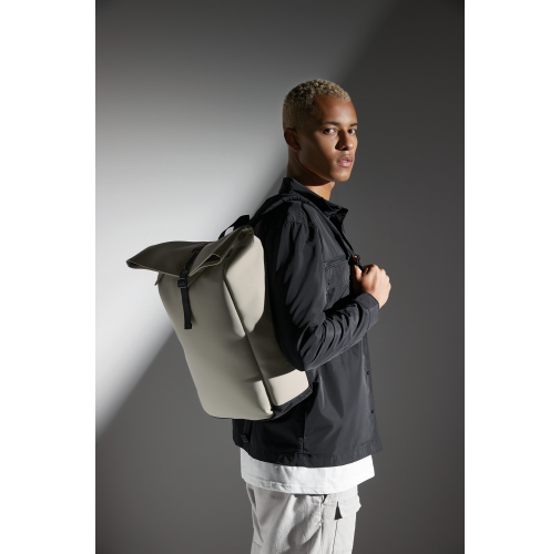 MOCHILA DE POLIURETANO MATE CON SOLAPA ENROLLABLE<BR/>