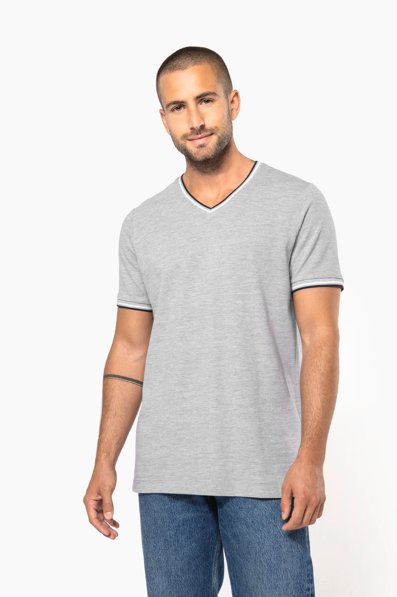 CAMISETA DE PUNTO PIQUÉ CON CUELLO DE PICO DE HOMBRE
