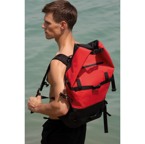 Mochila impermeable con correas de compresión