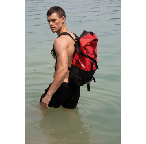 Mochila impermeable con correas de compresión