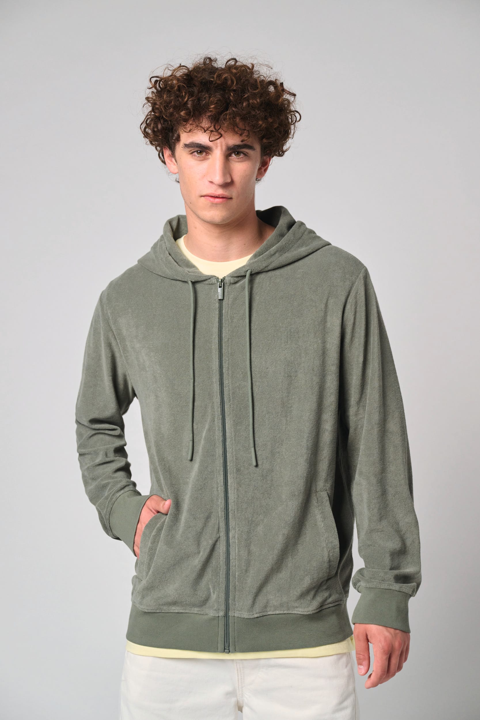 SUDADERA ECORRESPONSABLE DE RIZO CON CAPUCHA Y CREMALLERA HOMBRE