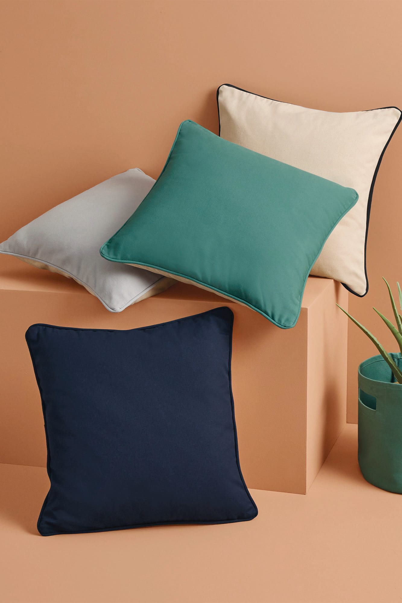 FUNDA DE COJÍN CON BORDE RIBETEADO<BR/>