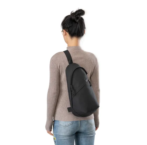 Bolsa bandolera de rPET Renew AWARE™