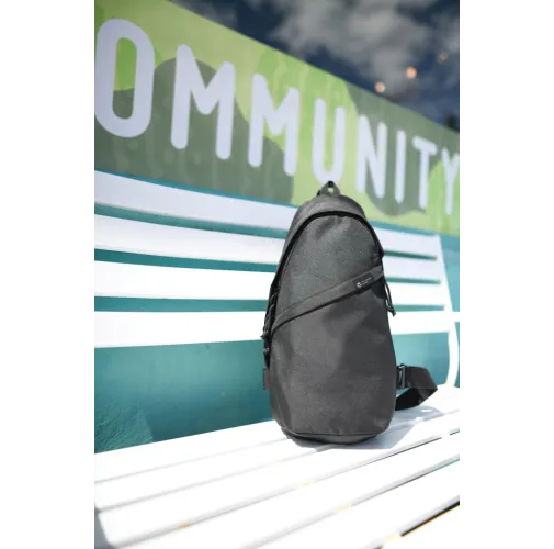 Bolsa bandolera de rPET Renew AWARE™