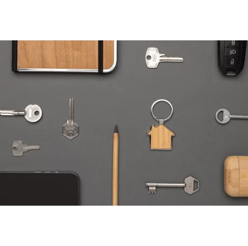 Llavero forma casa aleación de zinc reciclado RCS con bambú