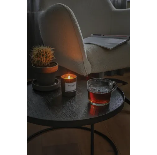 negro Vela Ukiyo perfumada pequeña en vaso