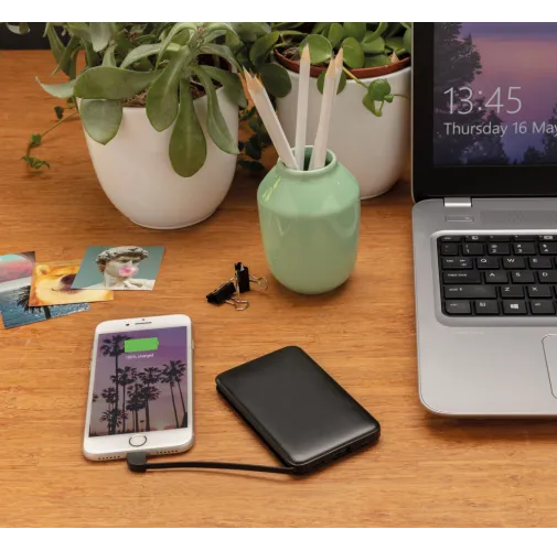negro Powerbank 5.000 mAh de bolsillo con cables integrados
