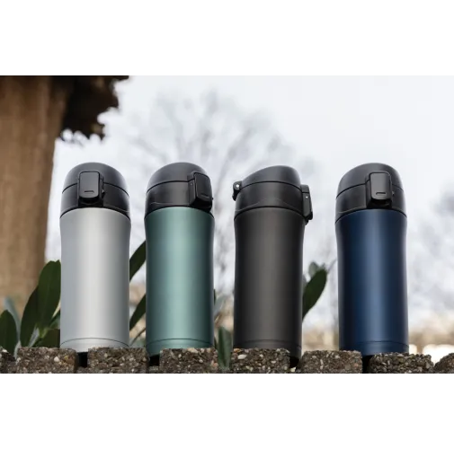 Taza metálica al vacío con cierre fácil