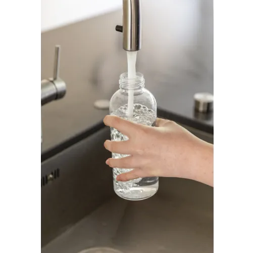 Botella de agua estanca con tapa metálica