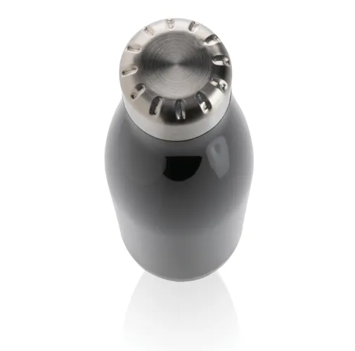 Botella de agua estanca con tapa de acero inoxidable.