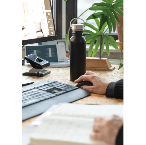 negro Botella moderna de acero inoxidable con tapa de bambú.