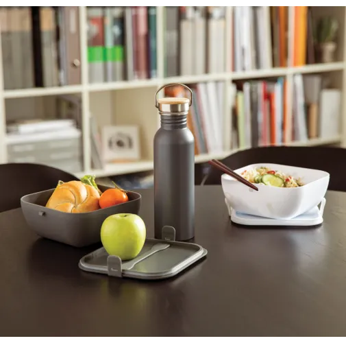 gris Botella moderna de acero inoxidable con tapa de bambú.