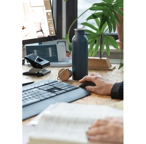 azul Botella moderna de acero inoxidable con tapa de bambú.