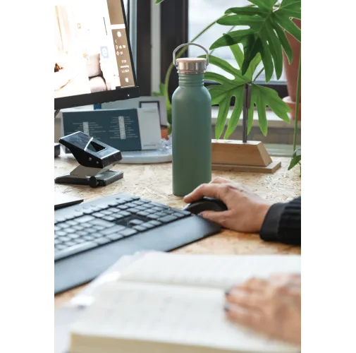 verde Botella moderna de acero inoxidable con tapa de bambú.