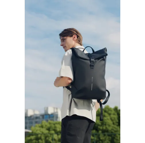 Mochila urbana resistente al agua con solapa