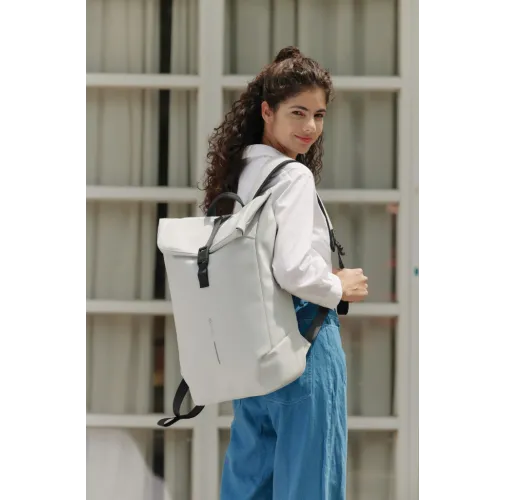 Mochila urbana resistente al agua con solapa