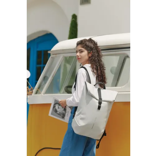 Mochila urbana resistente al agua con solapa