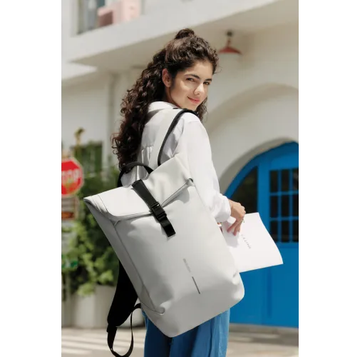 Mochila urbana resistente al agua con solapa