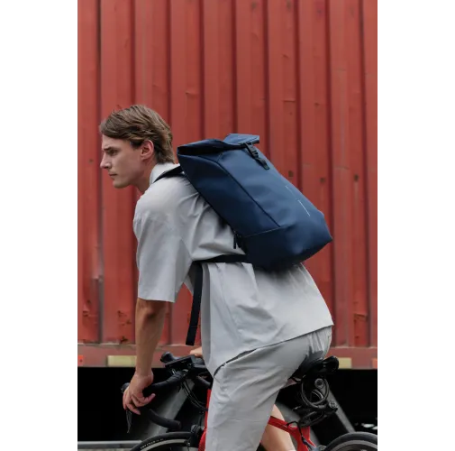 Mochila urbana resistente al agua con solapa