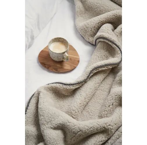 Manta VINGA Maine de doble pelo reciclada GRS