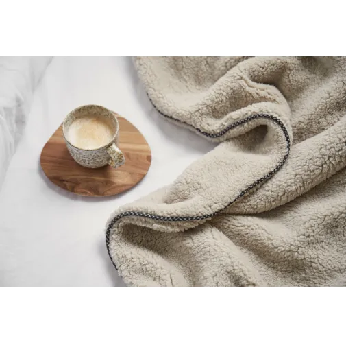 Manta VINGA Maine de doble pelo reciclada GRS