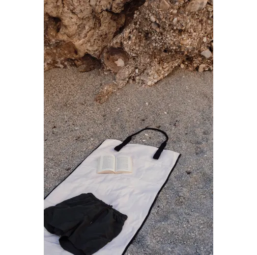 Toalla de playa de lona reciclada VINGA Volonne AWARE™